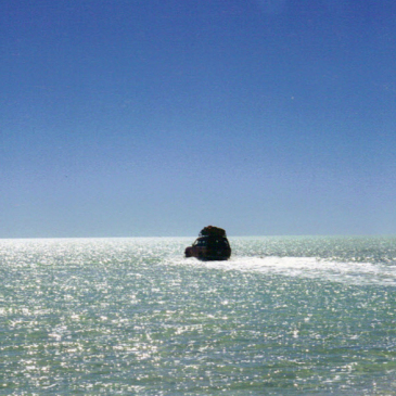 chile_jeep-across-the-salt-lake-salar-de-uyuni-chile
